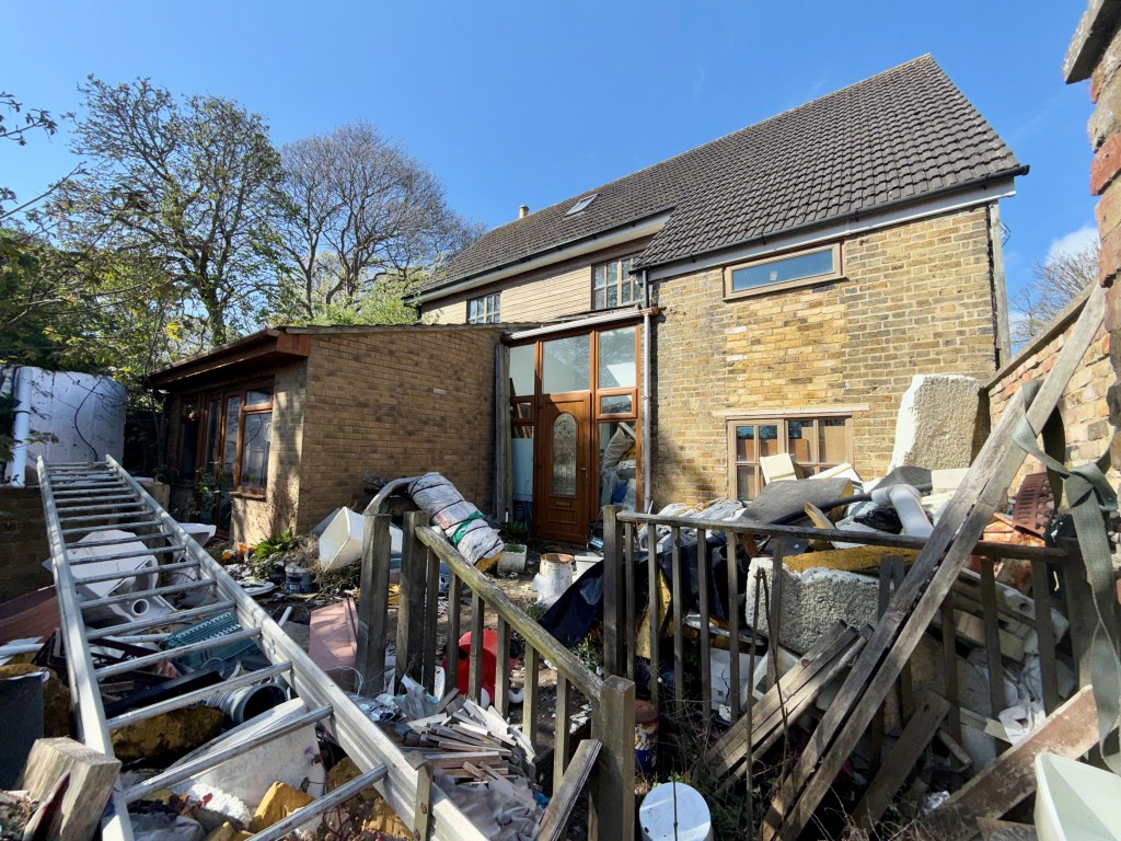 Lot: 41 - LARGE HOUSE AND FIVE GARAGES WITH POTENTIAL - Decking to front